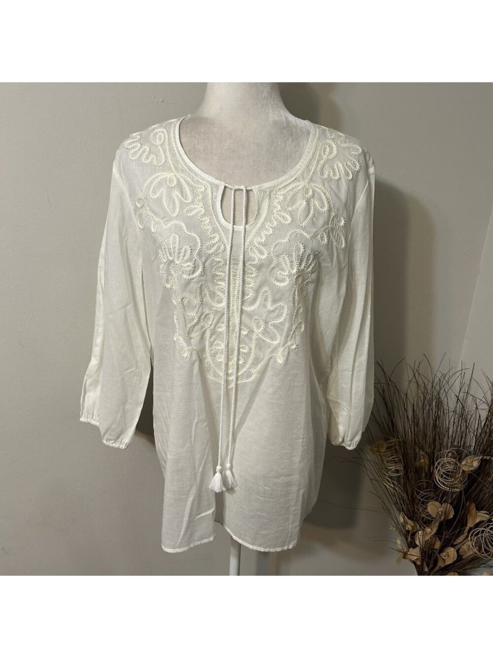 NWT Jones New York Women Ivory 3/4 Sleeve Tunic Top Embroidered Tie V-neck Sz L